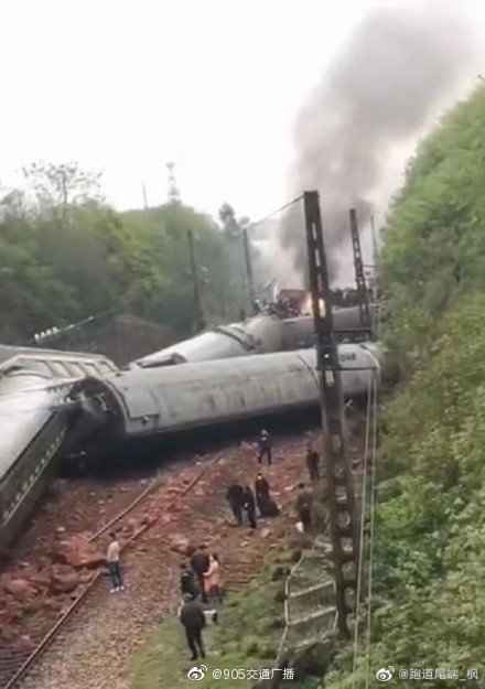 一列客运火车在湖南境内侧翻多节车厢脱轨 机头