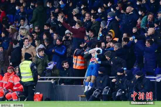 图为送出助攻的巴尔加斯在武磊进球逼平巴萨后,与场边球迷热烈庆祝。 一周体坛论语丨国足第一球星的工作哲学是怎样