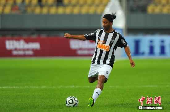 资料图:6月28日晚,2014豪门中国赛南宁站——广州恒大VS米内罗竞技落幕。广州恒大上半场曾将比分拉至3:1,但在下半场米内罗竞技很快赶超,以4:3打败广州恒大。图为小罗纳尔多传球。中新社发 洪坚鹏 摄 巨星小罗破产记:从足球先生到老赖,一共分几