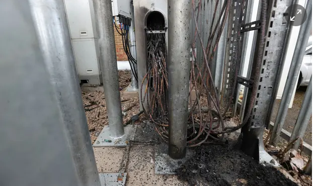 ​英国超20个手机电信基站遭纵火 此前有谣言称