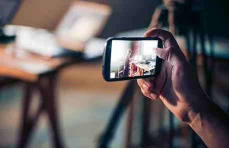 “买它买它就买它”，线上直播打响“消费战疫