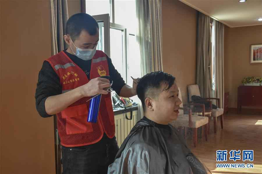新疆“90后”义务理发师马国仁的故事