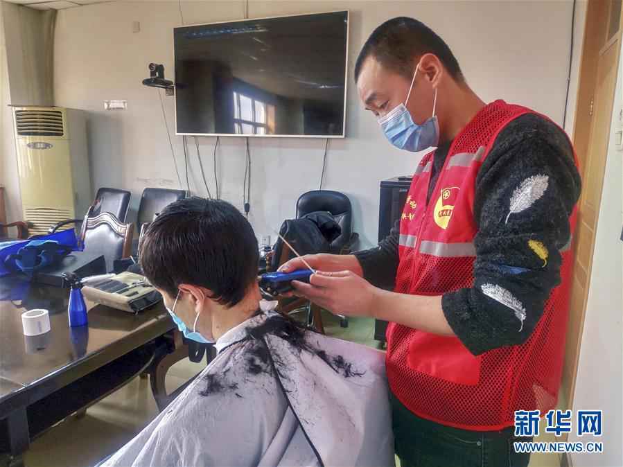 新疆“90后”义务理发师马国仁的故事