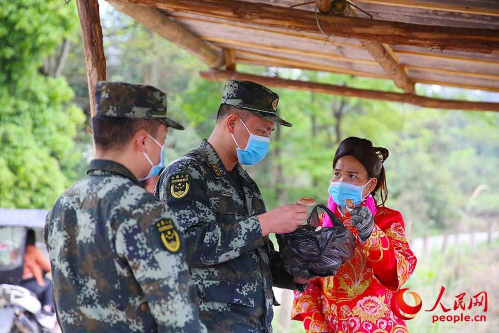 广西柳州：武警官兵助力扶贫产业复工复产