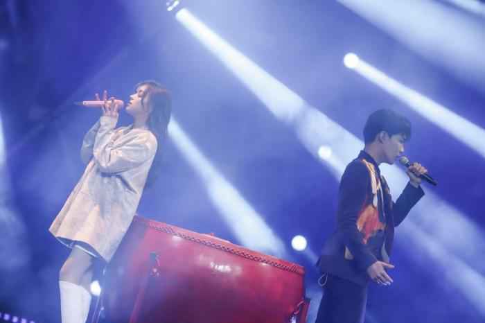 黄霄雲、郑俊树 萨顶顶加盟《新声请指教》 现场示范《左手指月