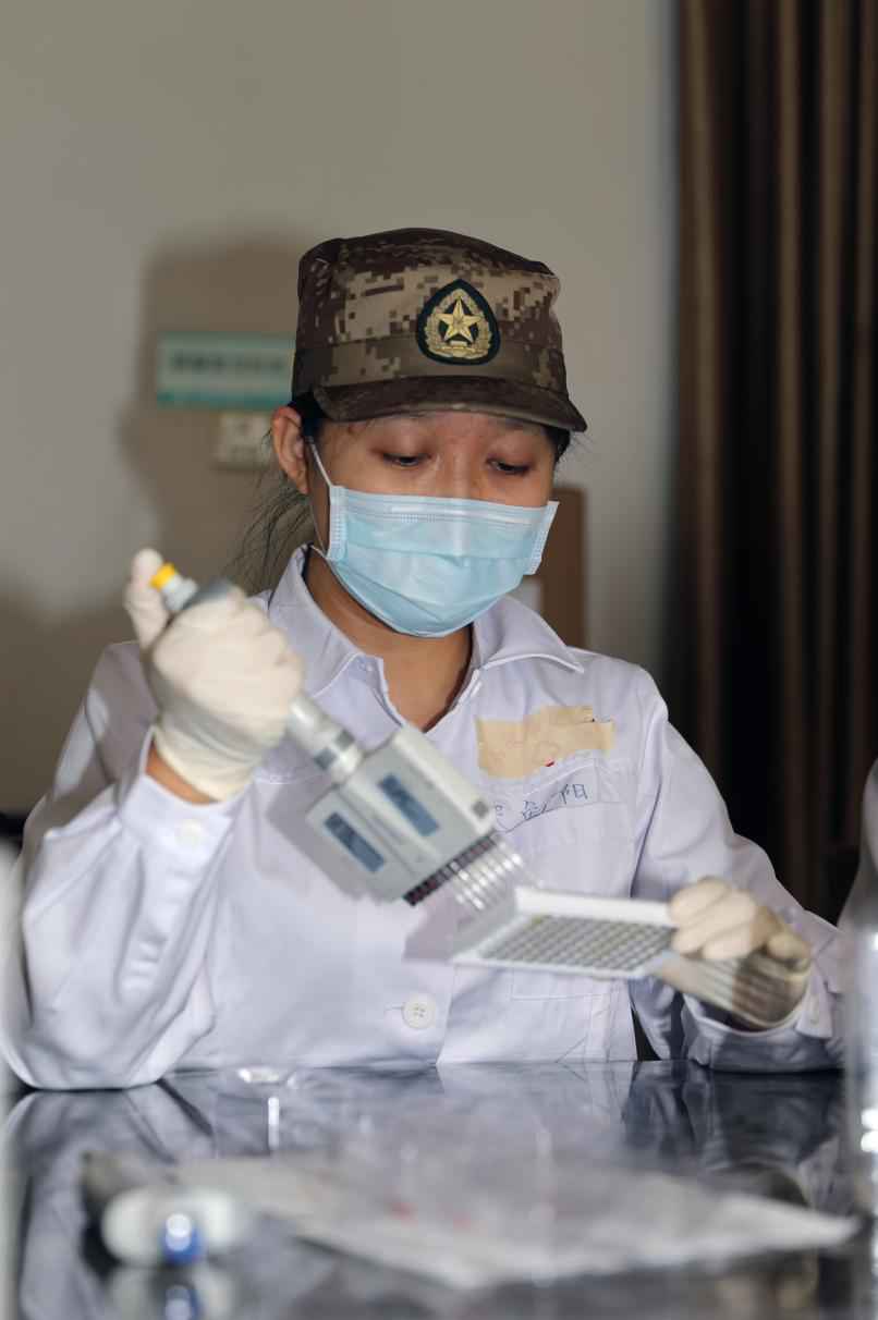 敢啃“硬骨头”的军中女博士奋战在新冠病毒检