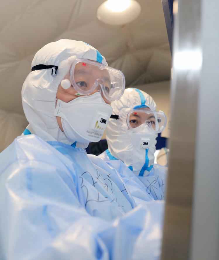 敢啃“硬骨头”的军中女博士奋战在新冠病毒检