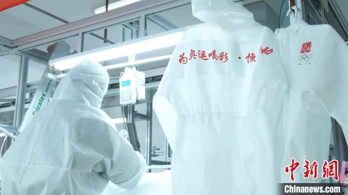 “为奥运喝彩”组委会定制的专业防护服 吴爱华 供图 “为奥运喝彩”组委会筹集大批物资助力抗击新