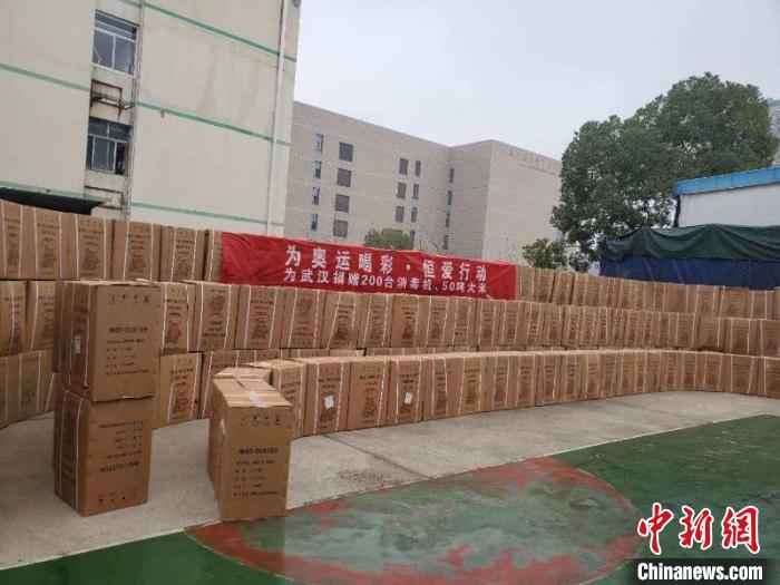 “为奥运喝彩”艺术总顾问范扬、海外艺术总顾问黄建南和恒源祥集团董事长陈忠伟联合捐赠的物品 吴爱华 供图 “为奥运喝彩”组委会筹集大批物资助力抗击新