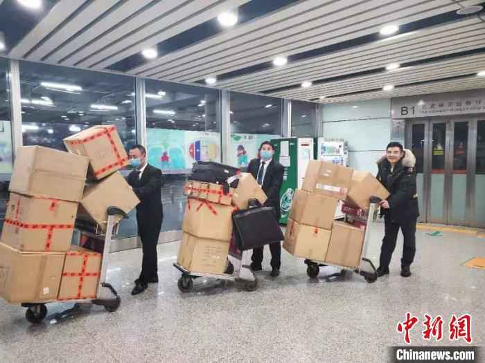 “为奥运喝彩恒爱行动”发起人之一、中国慈善家陈光标(右一)先后为抗疫筹集了价值约2100万元人民币的各类物品 吴爱华 供图 “为奥运喝彩”组委会筹集大批物资助力抗击新