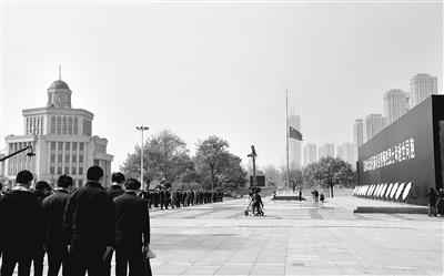 解放军报:缅怀英雄逝者 集聚打赢力量