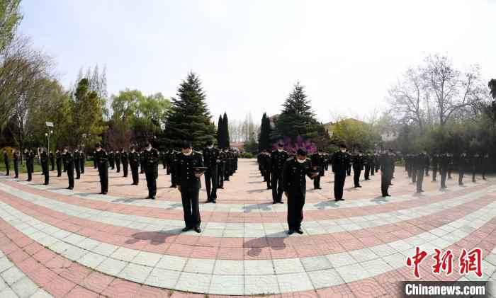 该旅“爆破英雄连”全体官兵正在默哀。 李政 摄 陆军第71集团军某旅组织形式多样活动悼念同胞、