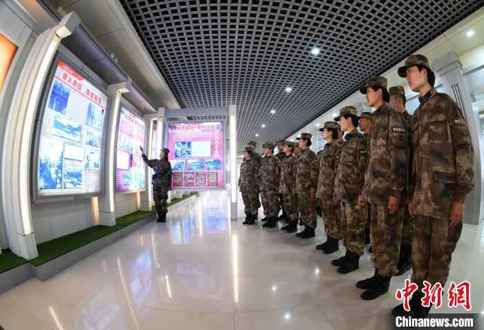 排长张洁为列兵介绍旅史。 李政 摄 陆军第71集团军某旅组织形式多样活动悼念同胞、