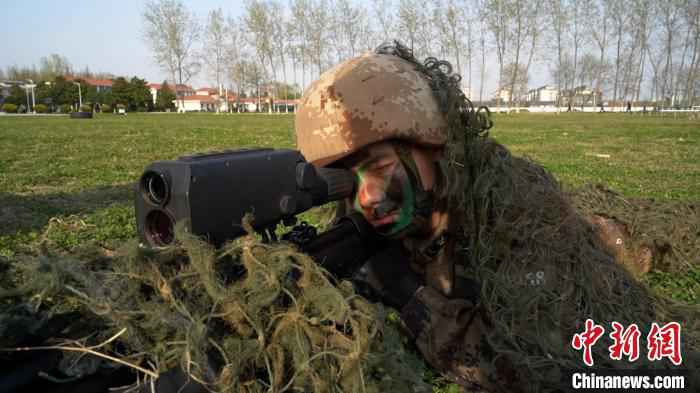 该旅侦察分队正在进行狙击训练。 付运豪 摄 陆军第71集团军某旅组织形式多样活动悼念同胞、