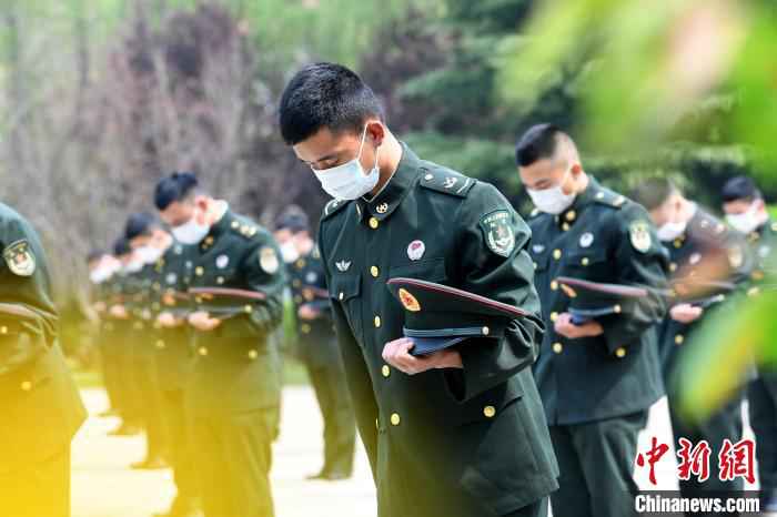 该旅“爆破英雄连”全体官兵正在默哀。 李政 摄 陆军第71集团军某旅组织形式多样活动悼念同胞、