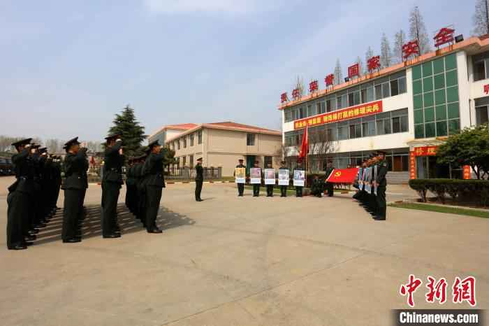 该旅修理二连组织向党旗和“全军十大英模”挂像宣誓。 王铭博 摄 陆军第71集团军某旅组织形式多样活动悼念同胞、