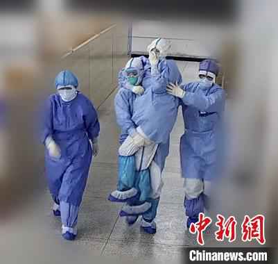 浙江援湖北护士“公主抱”救战友 对方辗转送锦