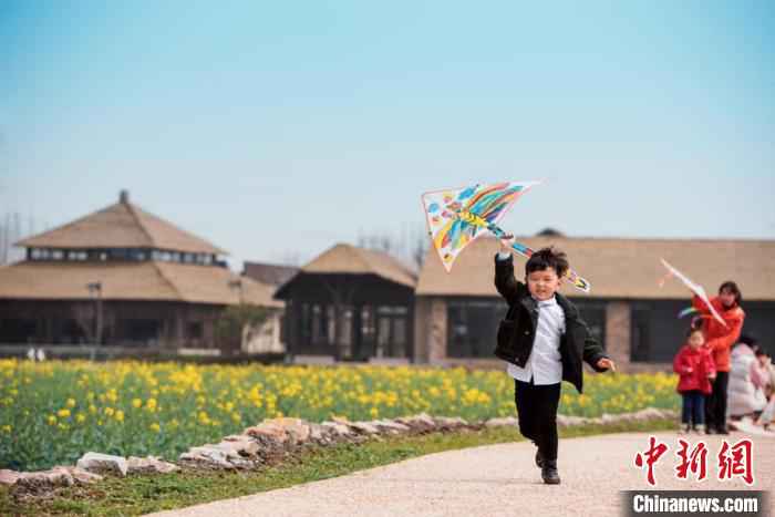 小朋友在乌镇景区内游玩。乌镇景区供图 乌镇景区供图 摄