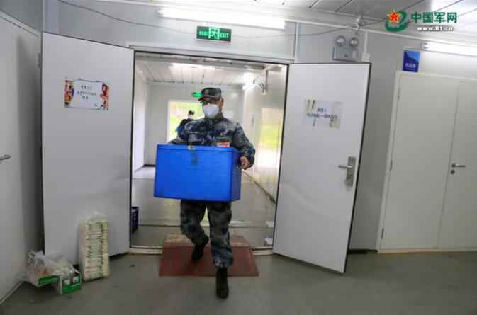 火神山的“火头军”苏昱亚：用食物暖胃 用服务