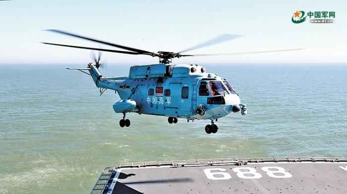 海军首批舰载直升机飞行学员完成着舰单飞