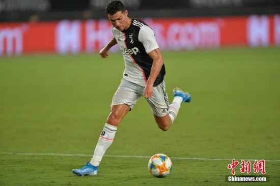 资料图:意甲球星C罗在比赛中。 寒单 摄 意大利奥委会宣布暂停所有体育赛事 意甲联赛面