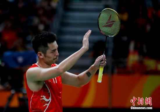 首轮比赛,林丹 。 中新网记者 杜洋 摄 林丹全英赛出局奥运希望渺茫 道别传奇一刻或已