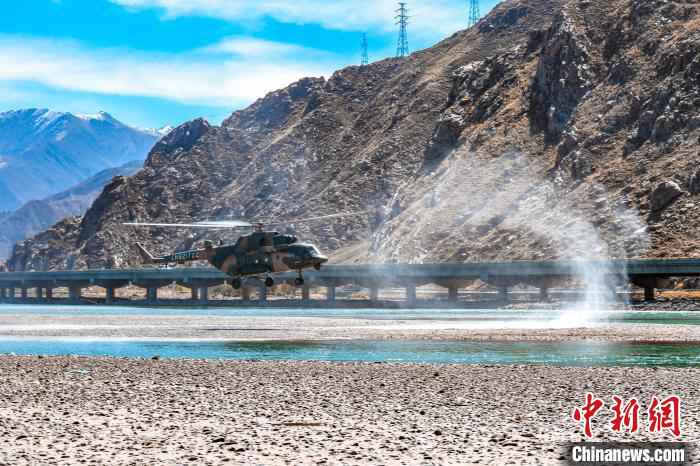 解放军陆航旅在西藏进行跨夜昼极限飞行训练