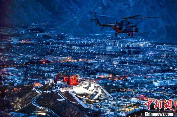 解放军陆航旅在西藏进行跨夜昼极限飞行训练