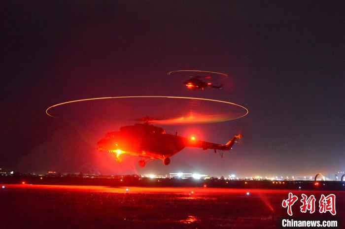 解放军陆航旅在西藏进行跨夜昼极限飞行训练