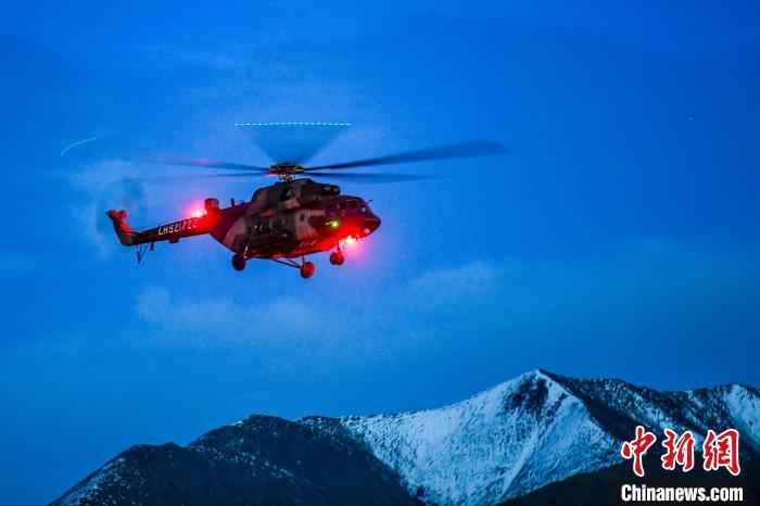 解放军陆航旅在西藏进行跨夜昼极限飞行训练