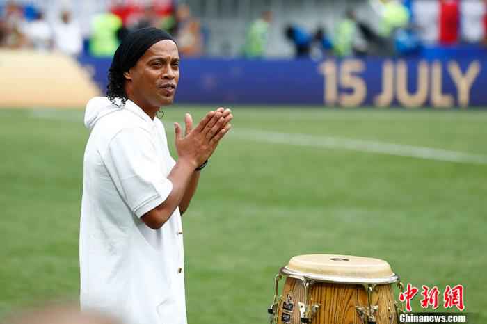 资料图:当地时间2018年7月15日,俄罗斯世界杯闭幕式在莫斯科卢日尼基体育场举行。图为巴西前国脚罗纳尔迪尼奥登场,将气氛推向高潮。 中新社记者 富田 摄 没拿过监狱杯、“金囚奖” 怎么能算真正的大满