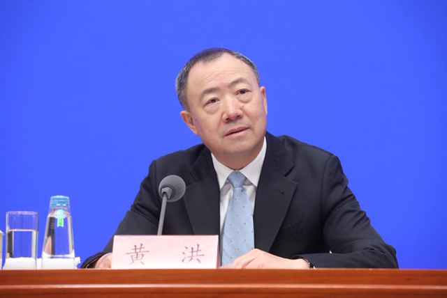 黄洪：从六方面引领和推动保险业助力“六保”