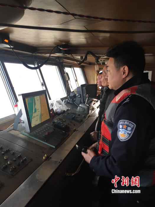 2019年12月至今，上海警方会同相关部门共破获11起“幽灵船”“马甲船”等非法船舶走私案件，查获走私柴油3600余吨，白糖700余吨，查扣涉案船只10艘，抓获涉案人员51人，涉案金额达3100余万元。(作者 上海警方供图)