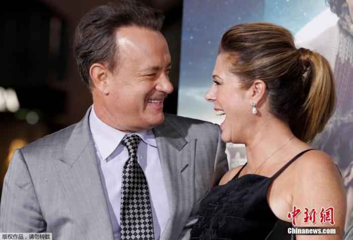 资料图为汤姆·汉克斯与妻子丽塔出席活动。 一周体坛论语丨无论豪门弱旅,祝你们全年无“