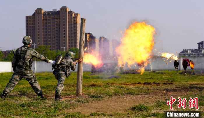 陆军第71集团军某合成旅组织实战化喷火训练