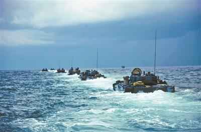 海军陆战队组织泛水编波训练。尚文斌摄 海军陆战队打造新型作战力量 从两栖攻坚到全域