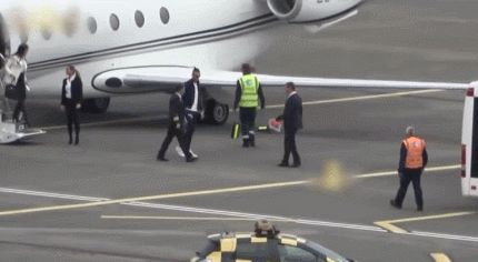 C罗日前返回马德拉岛看望母亲。 网络视频截图 物欲横流里,C罗永远不会忘记自己是多洛雷斯的