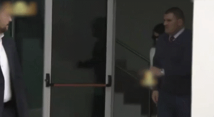 在女友与大儿子的陪伴下,C罗返回马德拉岛,神情严肃。 网络视频截图 物欲横流里,C罗永远不会忘记自己是多洛雷斯的