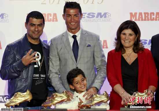 资料图:当地时间2015年10月13日,C罗在马德里领取2014/15赛季欧洲金靴奖奖杯,这是他第四次获得此奖项。出现在他身边的亲人,正是多洛雷斯。 物欲横流里,C罗永远不会忘记自己是多洛雷斯的