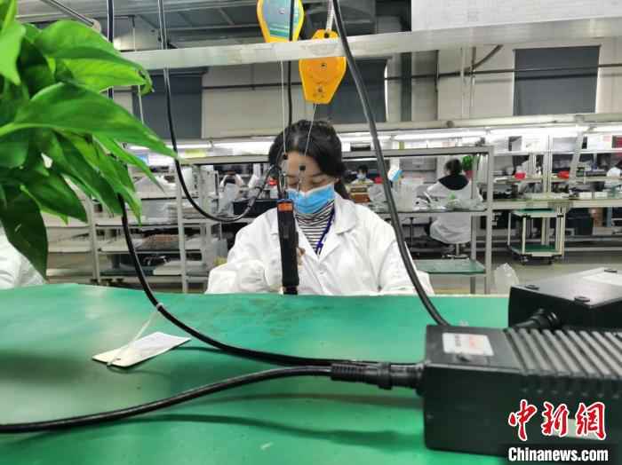 蚌埠市一企业车间工人们认真工作 蚌埠市委宣传部供图 安徽蚌埠选派1518名干部服务企业打通“最后一公