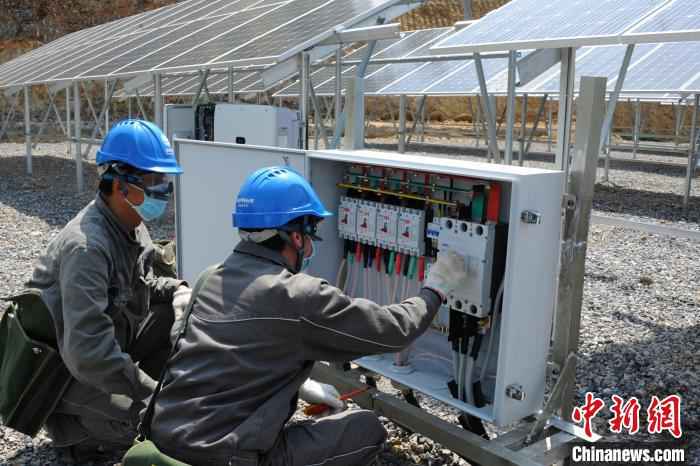 图为供电公司员工在白龙村光伏发电站检查并网设备。 李攀 摄 重庆电力光伏扶贫项目让1047户村民受益