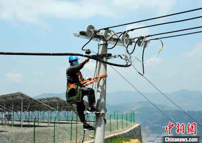 图为供电公司员工在白龙村光伏发电站进行并网接电。 李攀 摄 重庆电力光伏扶贫项目让1047户村民受益