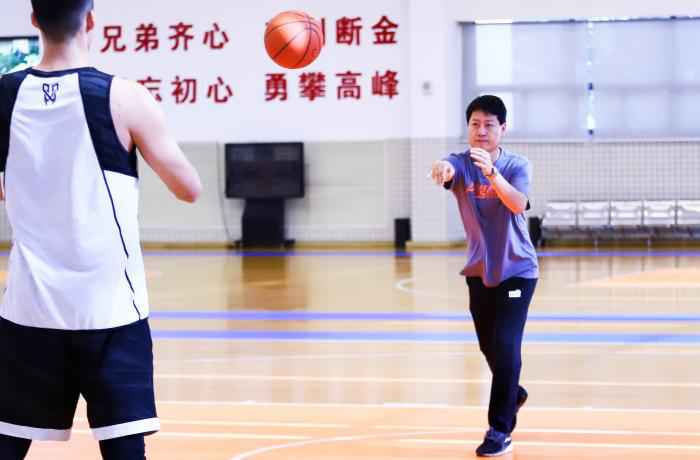 庞启蒙帮助球队训练。(受访者供图) 致敬赛场边的无名英雄!是他们的辛劳,让体育