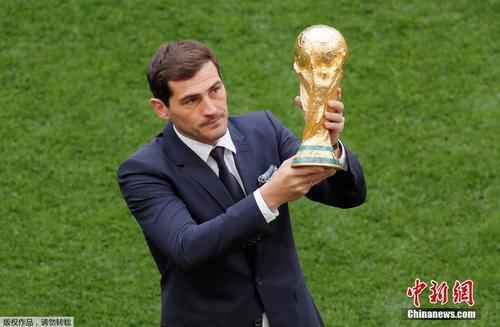 资料图:俄罗斯世界杯,卡西护送大力神杯出场。 纪录片回溯心梗后恢复历程,卡西坦言曾经很恐