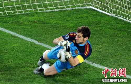 资料图:卡西扑救瞬间。 纪录片回溯心梗后恢复历程,卡西坦言曾经很恐