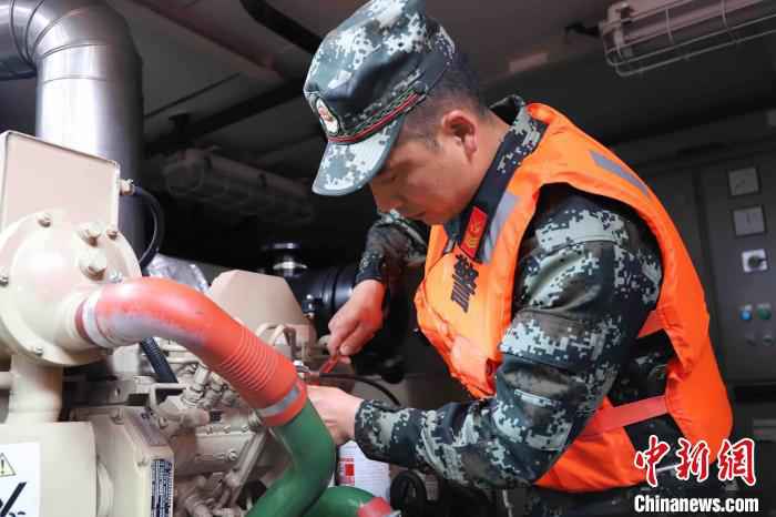 周茂辉维修船艇机电。 丁健成 摄 武警哨兵周茂辉:青春最美好的颜色是迷彩