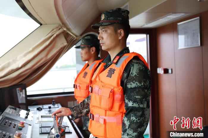 周茂辉驾驶船艇。 丁健成 摄 武警哨兵周茂辉:青春最美好的颜色是迷彩