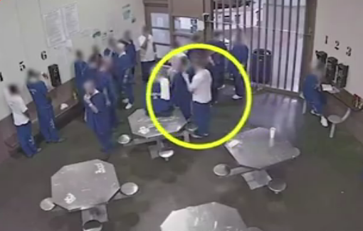 美囚犯为获释故意试图感染新冠病毒 聚集共用一