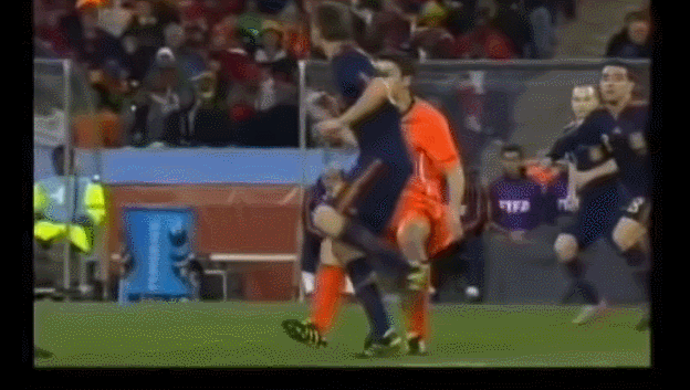 德容飞踹阿隆索。 足坛暴力犯规“八大派”合集 胆小者勿入!