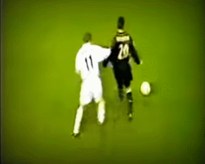 鲍耶故意蹬踏杰拉多。 足坛暴力犯规“八大派”合集 胆小者勿入!